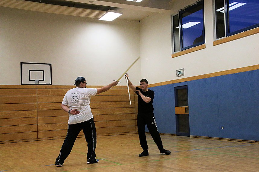 Paul Becker zeigte in der Petersberg-Turnhalle wie man richtig mit dem Schwert umgeht