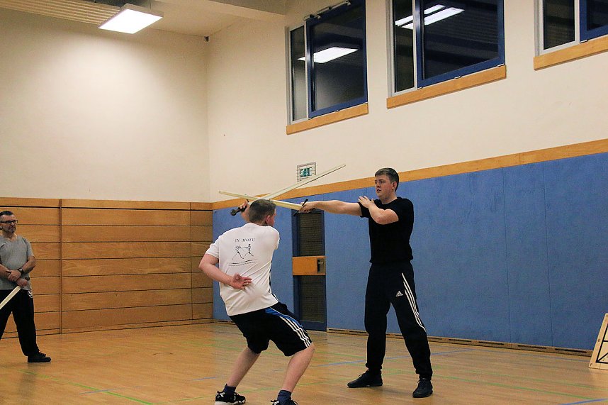 Paul Becker zeigte in der Petersberg-Turnhalle wie man richtig mit dem Schwert umgeht