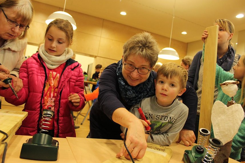 15 Kr&auml;nze, ein Wagenrad und 235 Zaunslatten