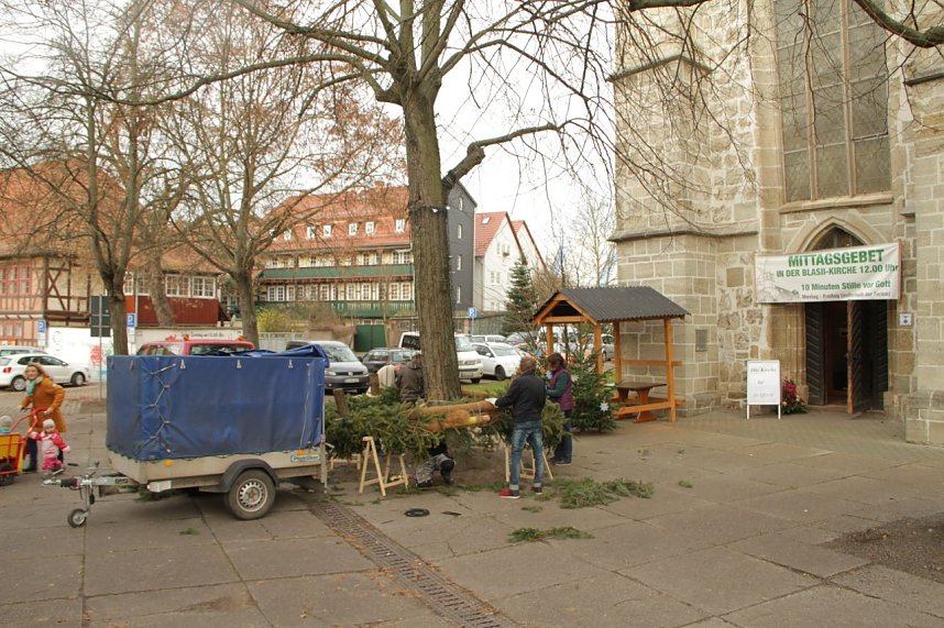 Vorbereitungen f&uuml;r den Handwerkermarkt vor der Blasii-Kirche