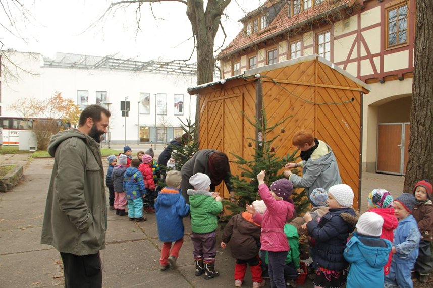 Vorbereitungen f&uuml;r den Handwerkermarkt vor der Blasii-Kirche