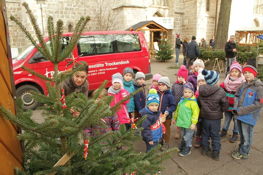 Vorbereitungen f&uuml;r den Handwerkermarkt vor der Blasii-Kirche