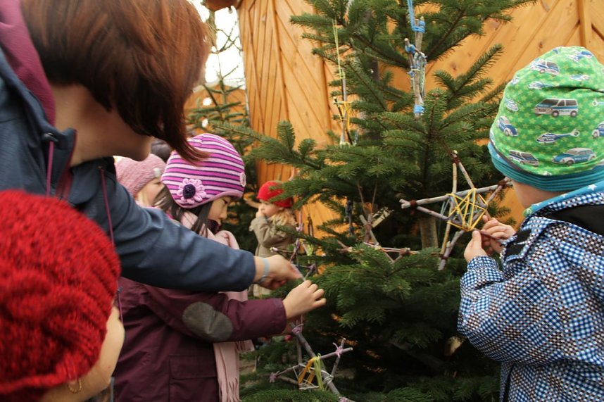 Vorbereitungen f&uuml;r den Handwerkermarkt vor der Blasii-Kirche