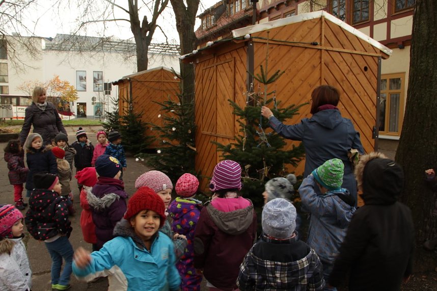 Vorbereitungen f&uuml;r den Handwerkermarkt vor der Blasii-Kirche