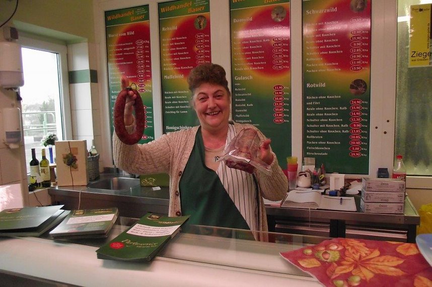 Eine Wild-Knackwurst oder einen Rehr&uuml;cken? Christa Teschner hat im Verkaufsladen ein vielf&auml;ltiges Angebot parat.