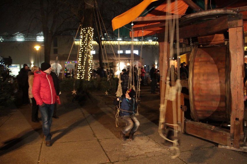 Handwerker-Weihnachtsmarkt vor der Blasii-Kirche