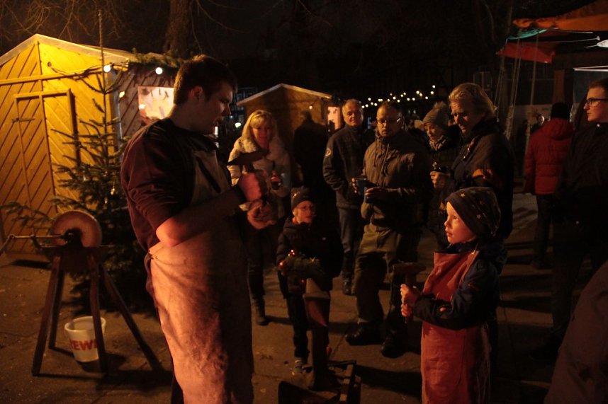 Handwerker-Weihnachtsmarkt vor der Blasii-Kirche