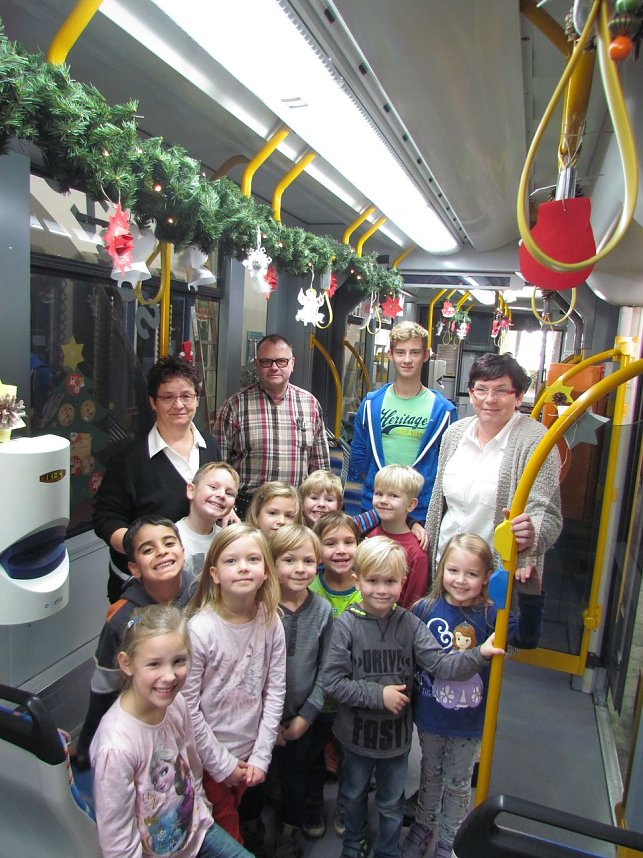 Bunt geschm&uuml;ckte Busse und Bahnen