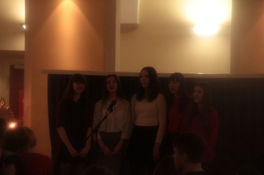 Volles Haus - der Weihnachtsbasar der Petersbergschule lockte jede Menge Besucher