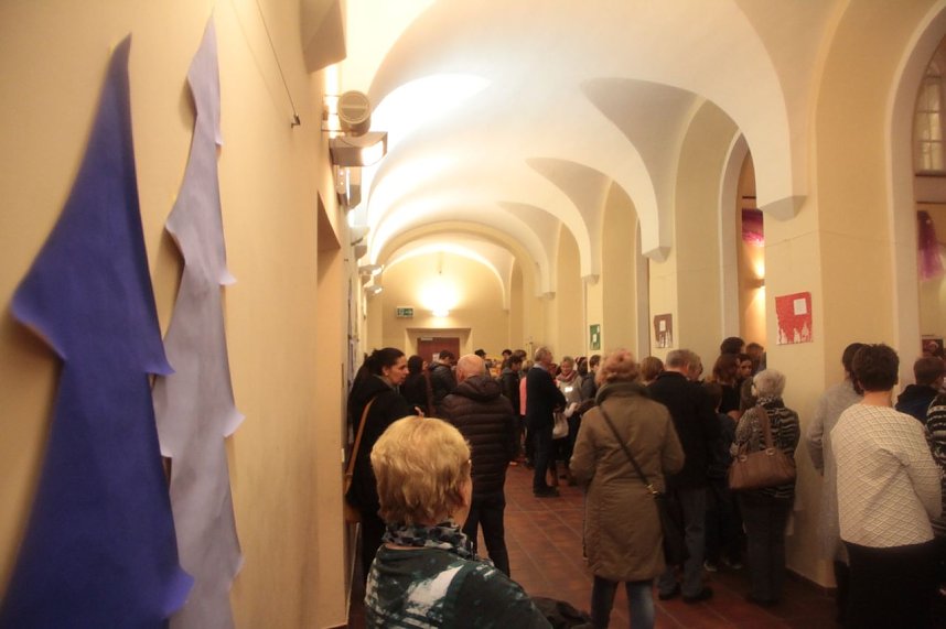 Volles Haus - der Weihnachtsbasar der Petersbergschule lockte jede Menge Besucher