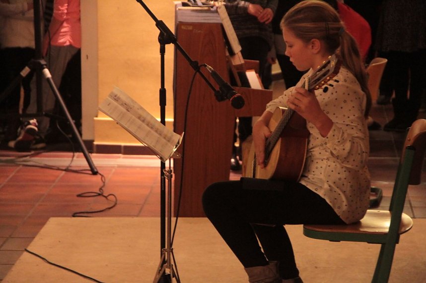 Volles Haus - der Weihnachtsbasar der Petersbergschule lockte jede Menge Besucher