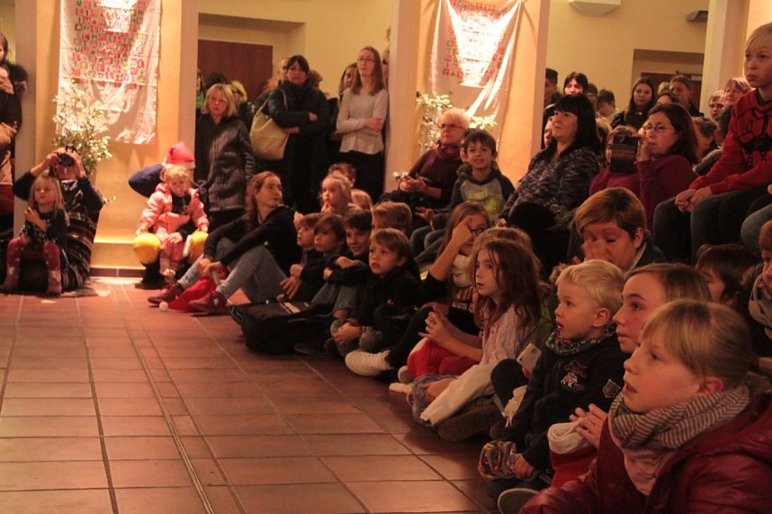 Volles Haus - der Weihnachtsbasar der Petersbergschule lockte jede Menge Besucher
