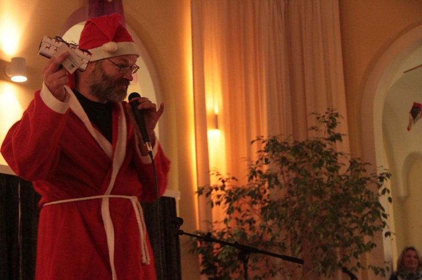 Volles Haus - der Weihnachtsbasar der Petersbergschule lockte jede Menge Besucher