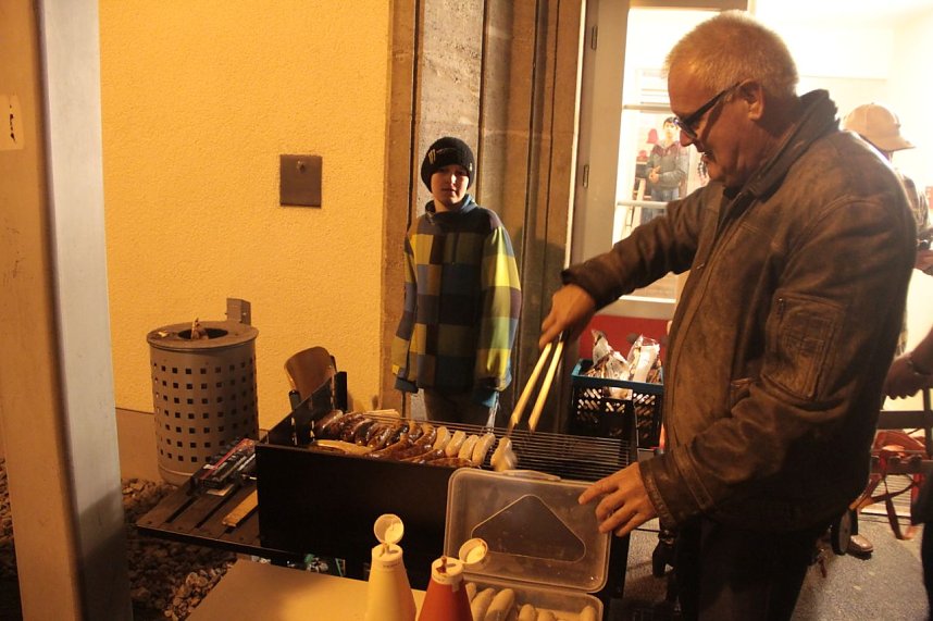 Volles Haus - der Weihnachtsbasar der Petersbergschule lockte jede Menge Besucher