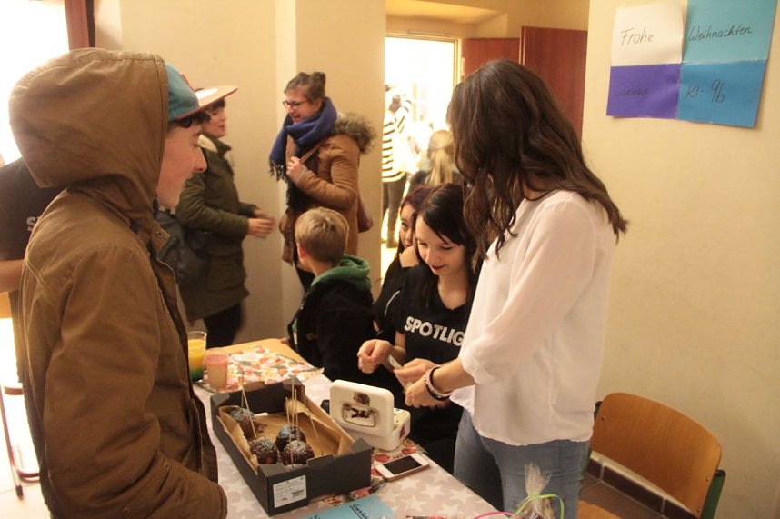 Volles Haus - der Weihnachtsbasar der Petersbergschule lockte jede Menge Besucher