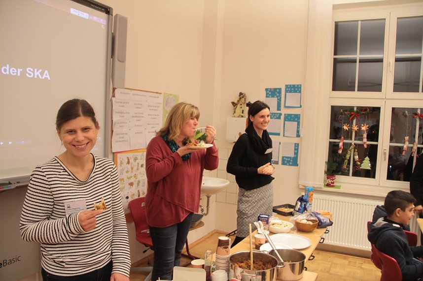 Volles Haus - der Weihnachtsbasar der Petersbergschule lockte jede Menge Besucher