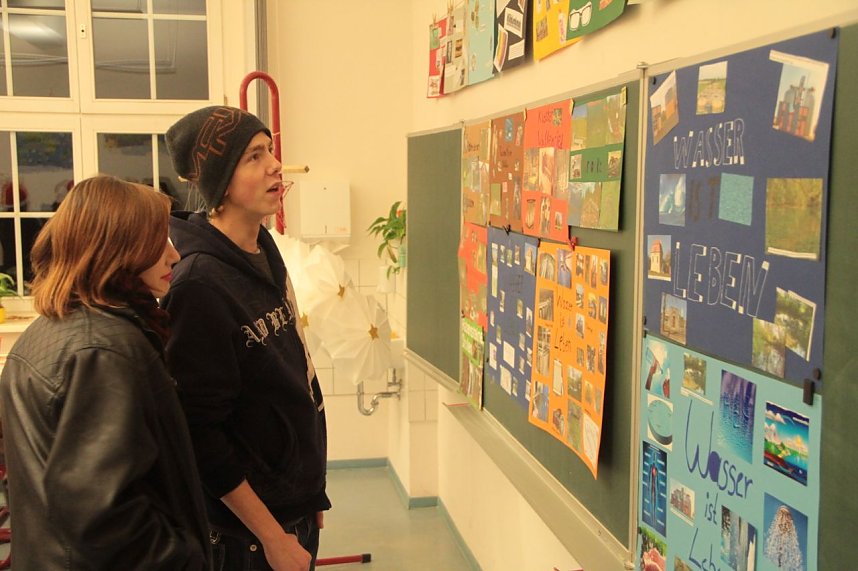 Volles Haus - der Weihnachtsbasar der Petersbergschule lockte jede Menge Besucher