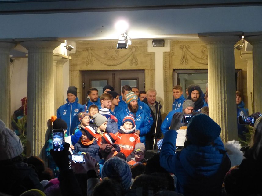 Fu&szlig;baller singen Weihnachtslieder