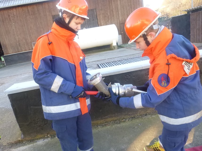 Jugendfeuerwehrleute bei der Ausbildung