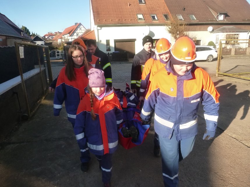 Jugendfeuerwehrleute bei der Ausbildung