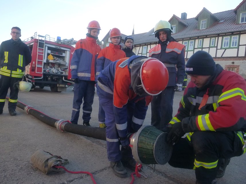 Jugendfeuerwehrleute bei der Ausbildung