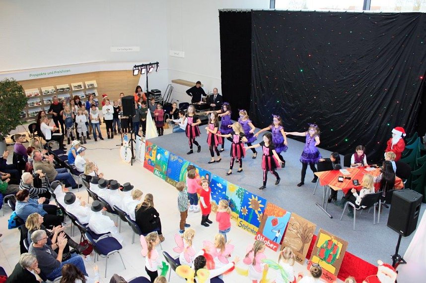T&auml;nzerisch und spielerisch f&uuml;hrten die Sch&uuml;ler der Bertolt-Brecht-Grundschule durch das Jahr.