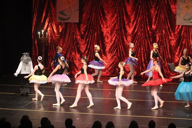 Tanzstudio Radeva &ouml;ffnet das dritte Adventst&uuml;rchen