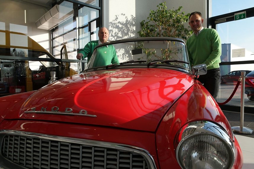 Die beiden Peters am Skoda-Oldtimer