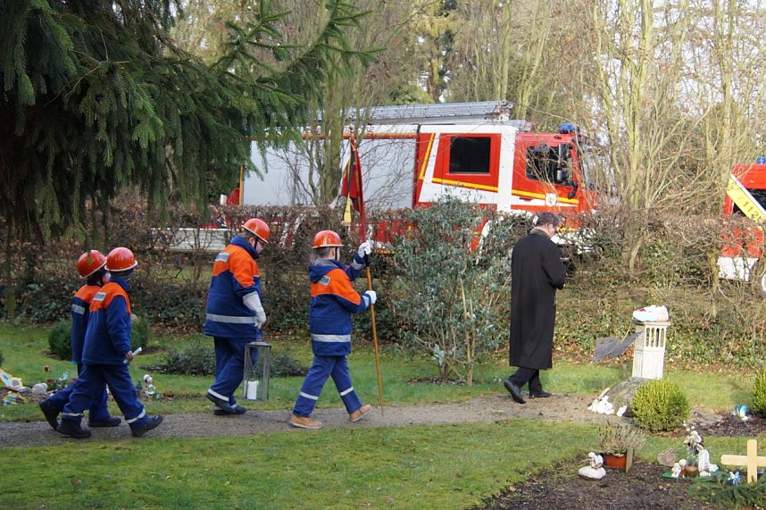 Friedenslicht am Friedhof