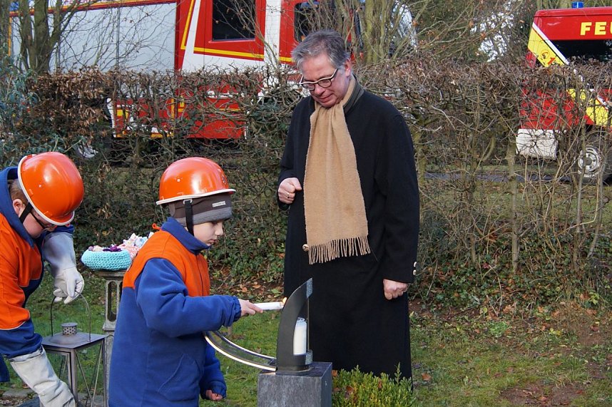 Friedenslicht am Friedhof