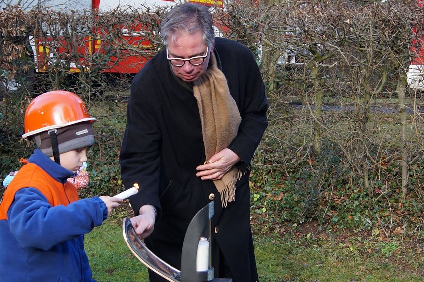 Friedenslicht am Friedhof