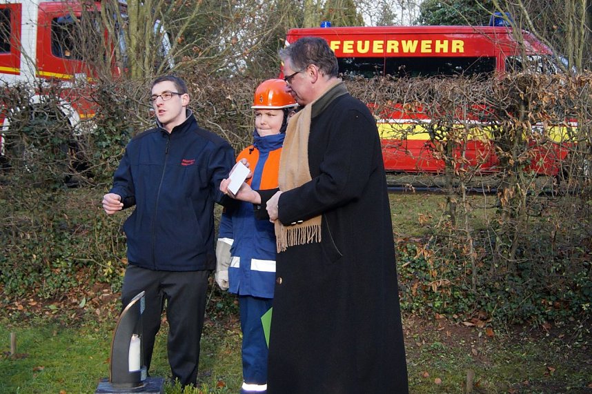 Friedenslicht am Friedhof