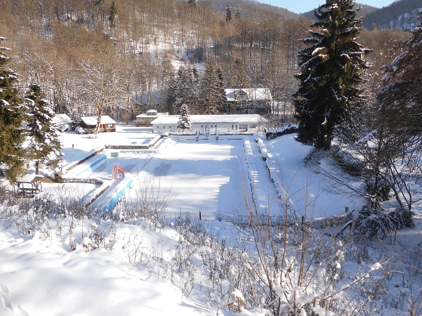 Fahrt in den S&uuml;dharz: Blick vom Zug auf das Waldbad Ilfeld im Schee