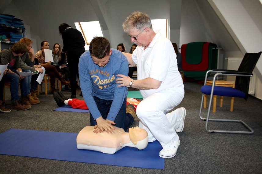 Chefarzt Dr. Bernd-Uwe K&ouml;nitzer (re.) schulte die Sch&uuml;ler w&auml;hrend des Reanimationstrainings f&uuml;r den Ernstfall