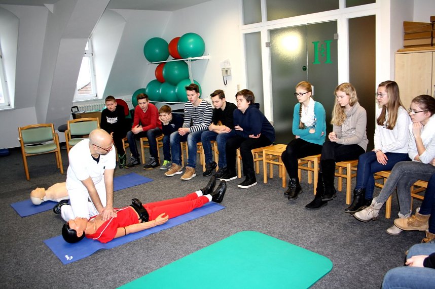  Oberarzt Dr. Olaf Rose (li.) zeigte, wie eine korrekte Reanimation im Ernstfall durchgef&uuml;hrt wird