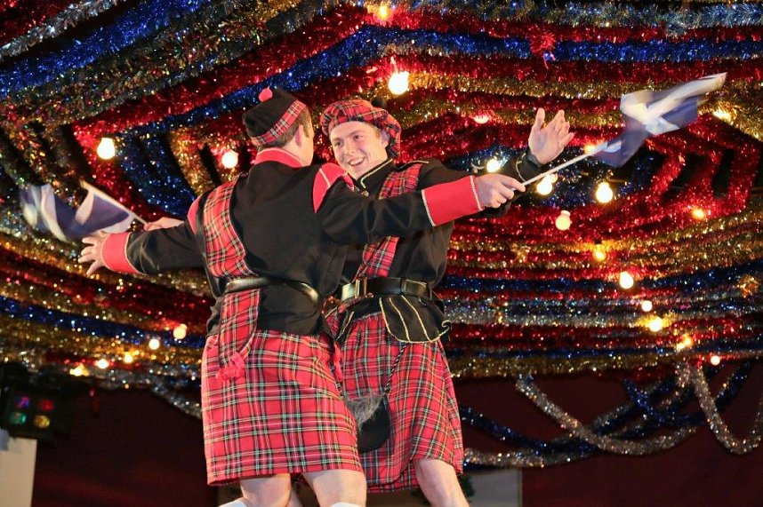 100 Mitwirkende begeisterten den Lindenhof