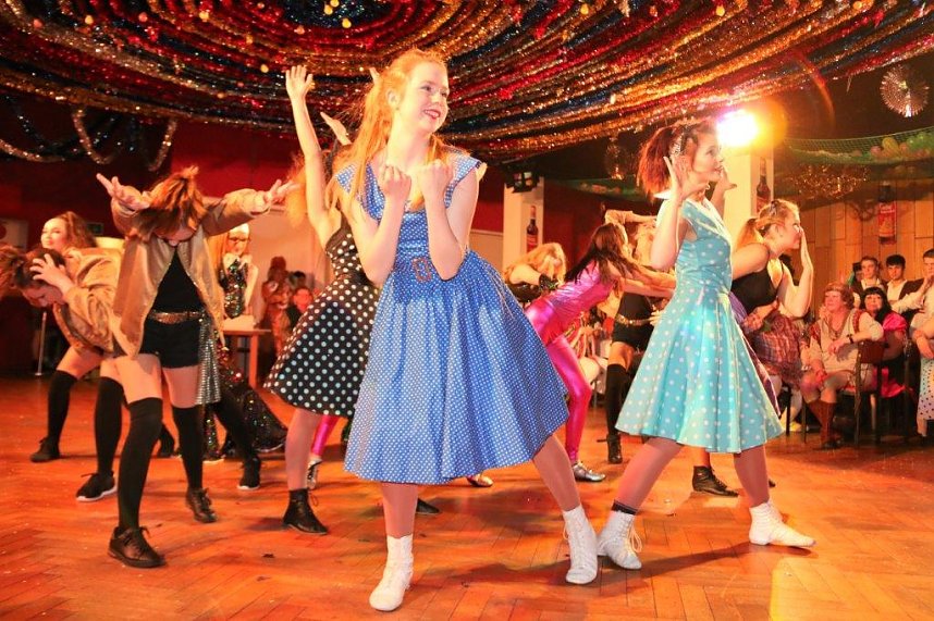 100 Mitwirkende begeisterten den Lindenhof