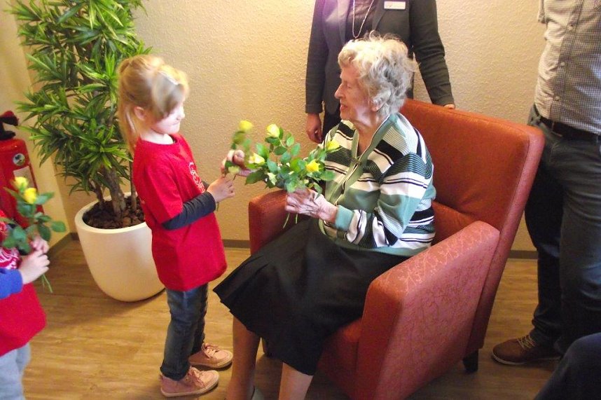 Jedes Kind &uuml;berreichte eine gelbe Rose zum Geburtstag.