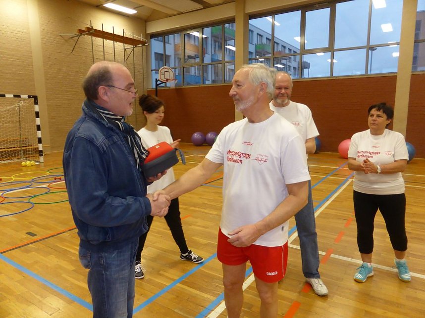 Defibrillator &uuml;bergeben