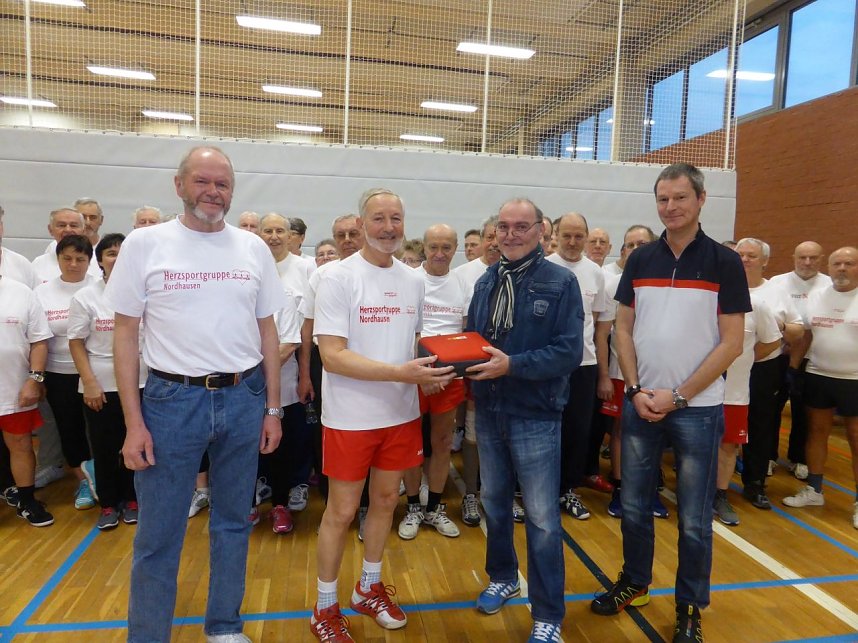 Defibrillator &uuml;bergeben