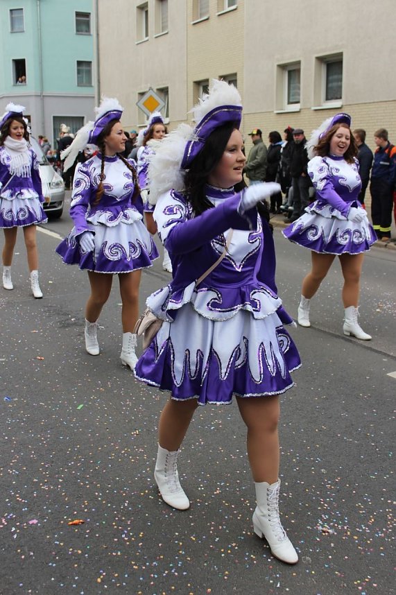 N&auml;rrinnen und Narren ziehen durch die Stadt (2)