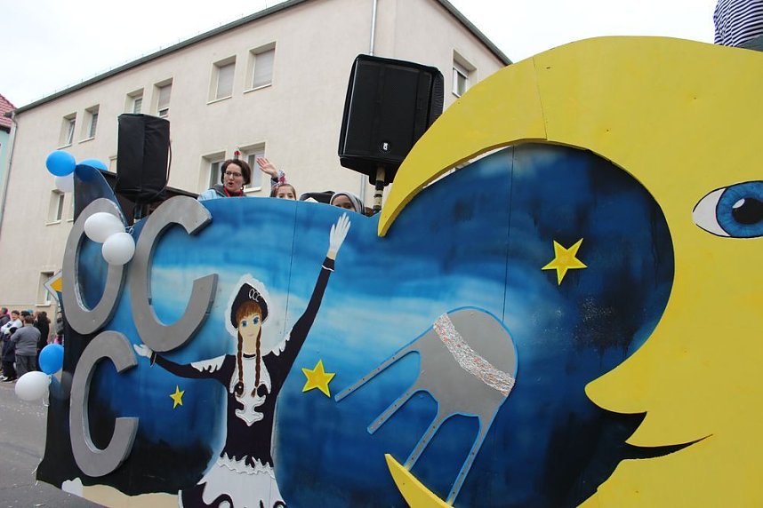 N&auml;rrinnen und Narren ziehen durch die Stadt (2)