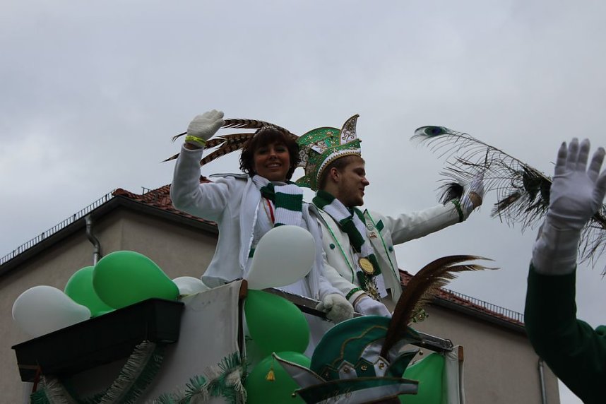 N&auml;rrinnen und Narren ziehen durch die Stadt (2)