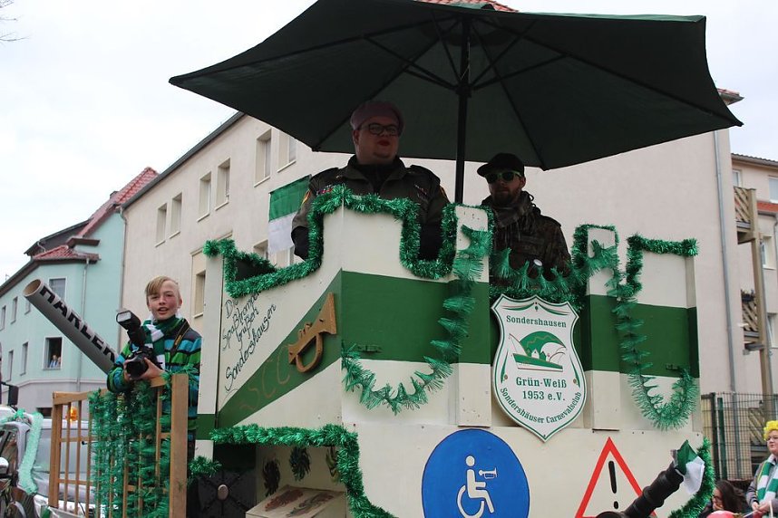N&auml;rrinnen und Narren ziehen durch die Stadt (2)