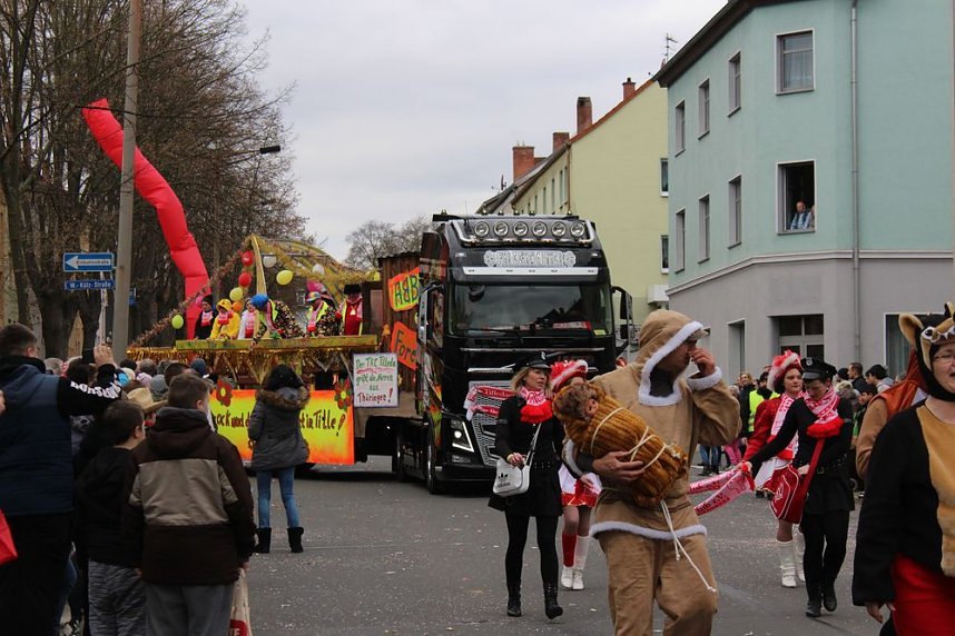 N&auml;rrinnen und Narren ziehen durch die Stadt (2)