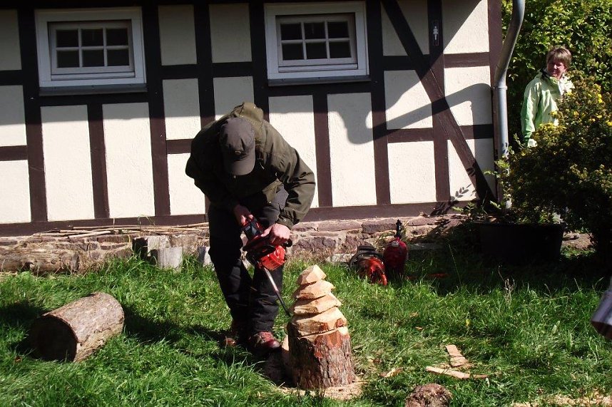 Ein Holzschnitzer zeigte Proben seines K&ouml;nnens bei einer Veranstaltung der J&auml;ger in Neustadt.