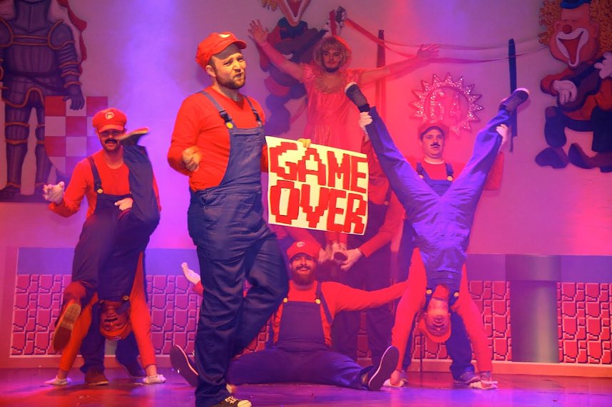 M&auml;nnerbeine und mehr auf Bleicher&ouml;der B&uuml;hne