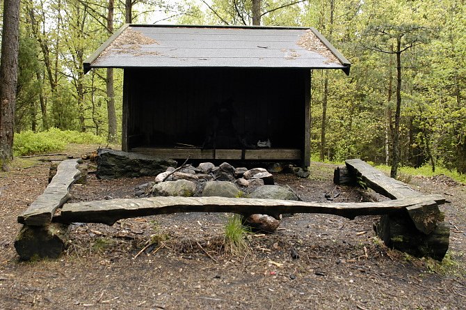 17.05.06: Schutzh&uuml;tte mit Feuerstelle