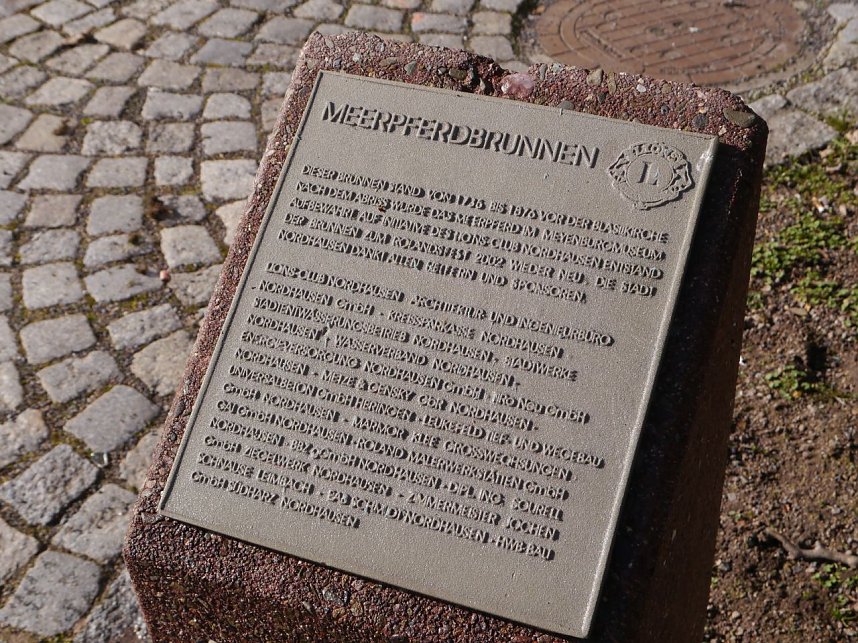 Meerpferdbrunnen wird geschm&uuml;ckt