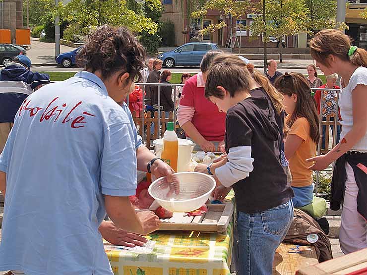 Kinderlachen auf dem Parkplatz